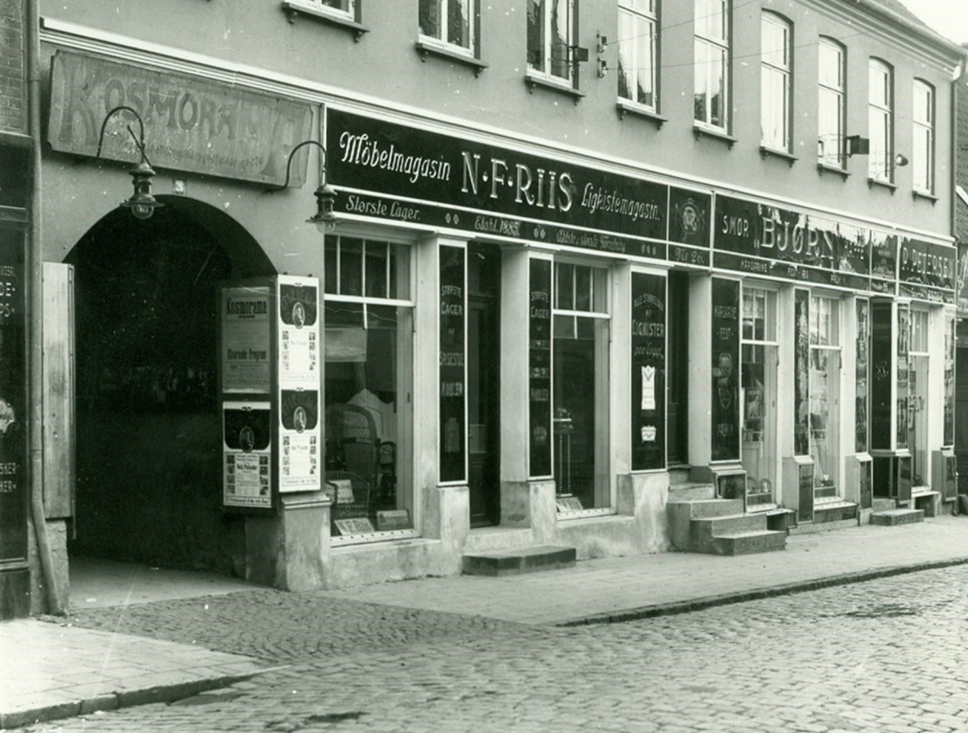 Kosmorama ca. 1920 - 1930 på Algade 26, med porten til biografen og Møbelmagasin N.F. Riis; (ukendt fotograf; kilde: www.arkiv.dk